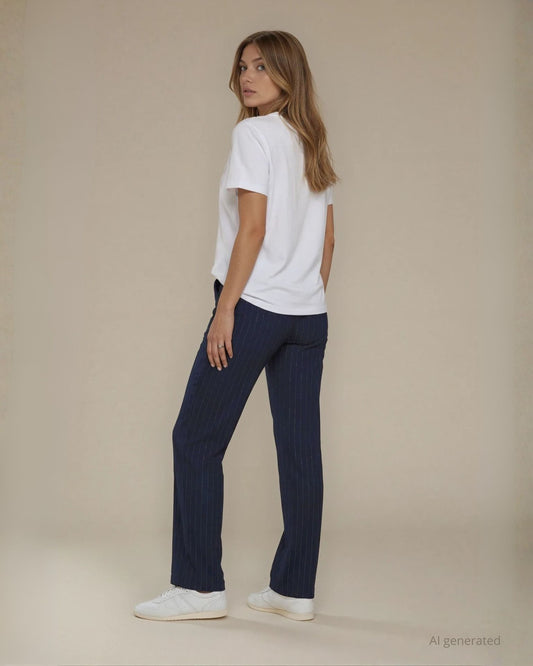 Pantalone gamba dritta in bistretch gessato con cinturino e bottone
