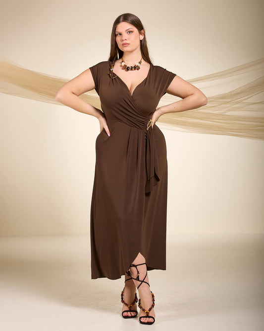 Vestito lungo in jersey cacao con incrocio sullo scollo e accessorio in vita