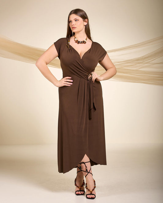 Vestito lungo in jersey cacao con incrocio sullo scollo e accessorio in vita