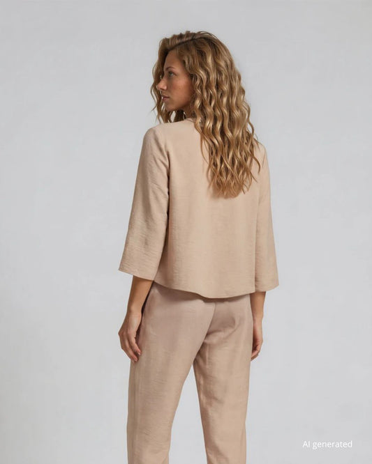 Bolerino corto in crêpe di viscosa sabbia con maniche svasate