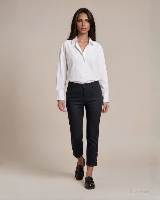 Jeans scuro con tasche e bottoni gioiello sul fondo