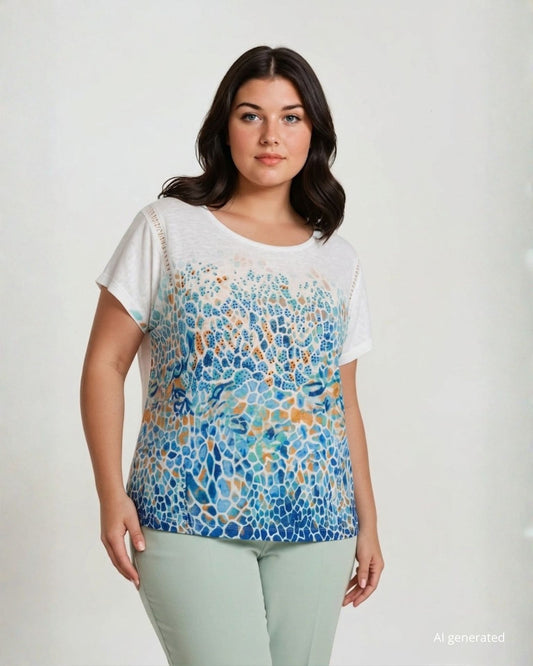 T-shirt fantasia navy stampata con inserti in pizzo e strass curvy