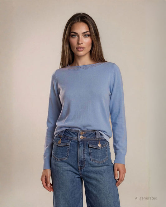 Maglia motivo faille con strass su scollo e spalle cielo