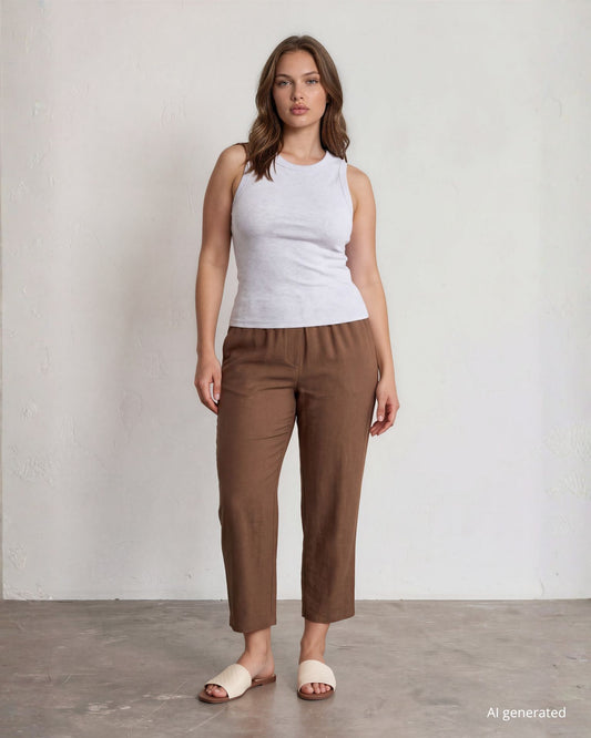 Pantaloni cropped in viscosa denim con elastico e spacchetti con bottoncini in madreperla sul fondo cioccolato curvy