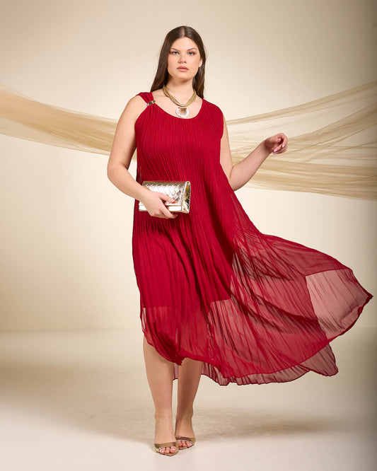 Vestito lungo in georgette plisse’ foderata con dettaglio di nodo oro su una spalla rosso