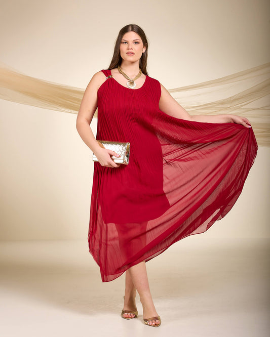 Vestito lungo in georgette plisse’ foderata con dettaglio di nodo oro su una spalla rosso