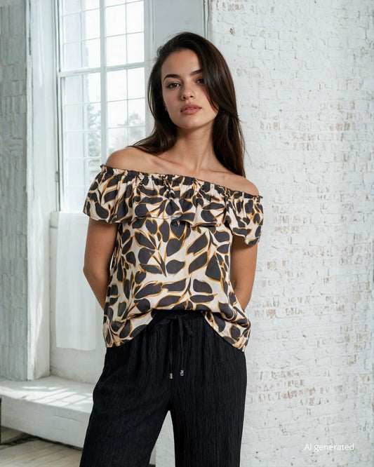 Top in viscosa fantasia foglie con elastico sulle spalle e volant