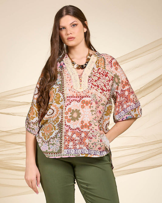 Casacca fantasia patchwork con dettaglio in pizzo sullo scollo curvy