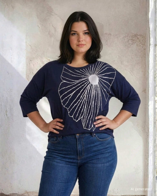 Maglia con fiore e risvolti curvy