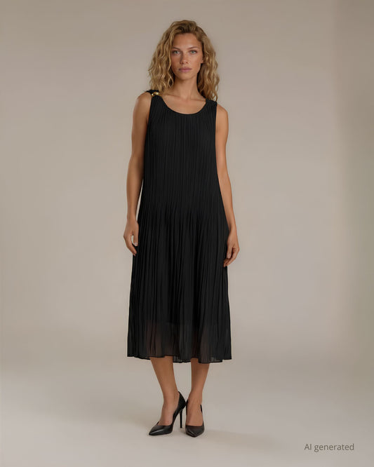 Vestito lungo in georgette plisse’ foderata con dettaglio di nodo oro su una spalla nero