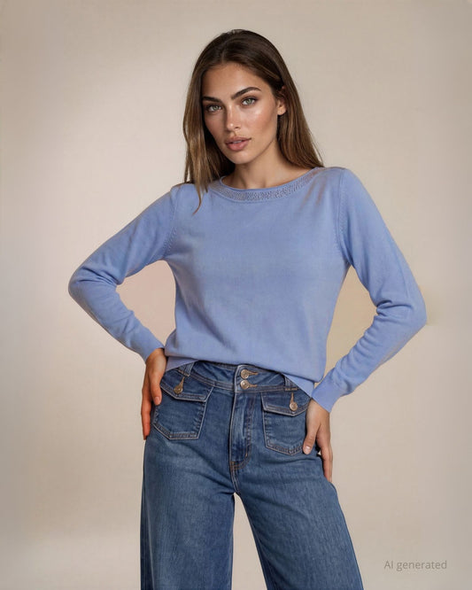 Maglia motivo faille con strass su scollo e spalle cielo