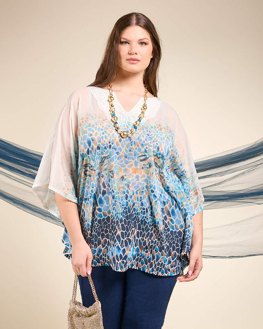Poncho in georgette fantasia navy con dettaglio in pizzo sullo scollo curvy