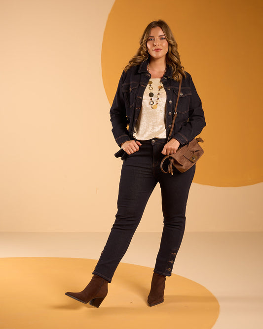 Jeans scuro con tasche e bottoni gioiello sul fondo curvy