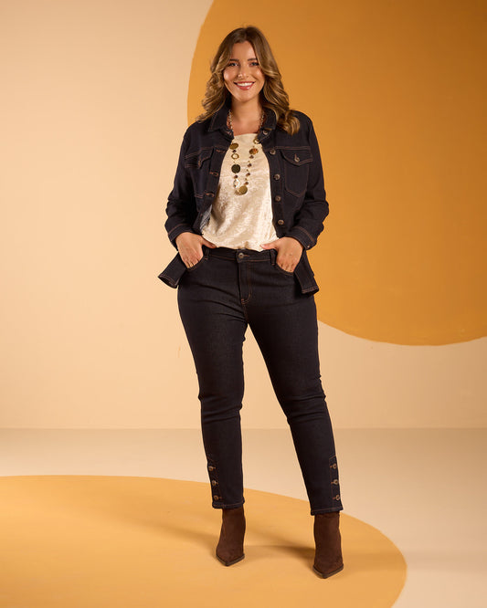 Jeans scuro con tasche e bottoni gioiello sul fondo curvy