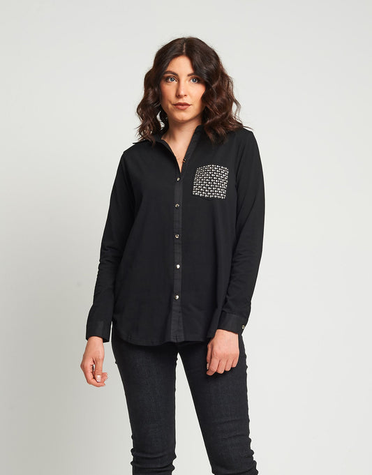 Camicia con bottoni e taschino di borchie