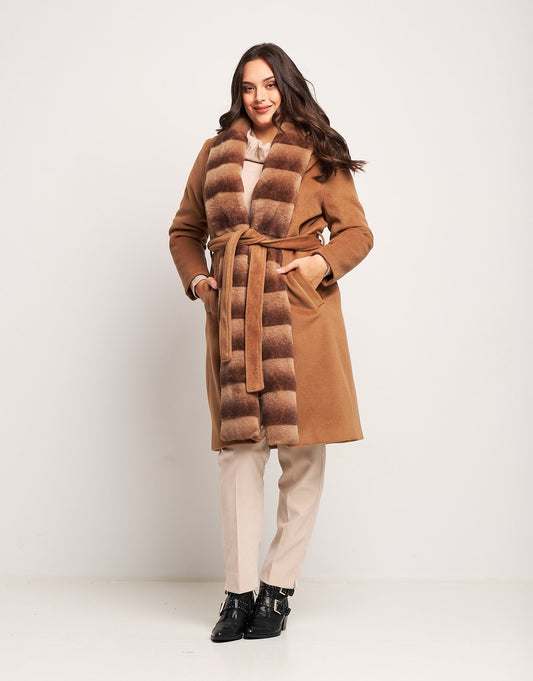 Cappotto con bordura in ecopelliccia e cintura curvy