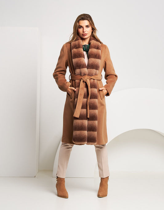 Cappotto con bordura in ecopelliccia e cintura