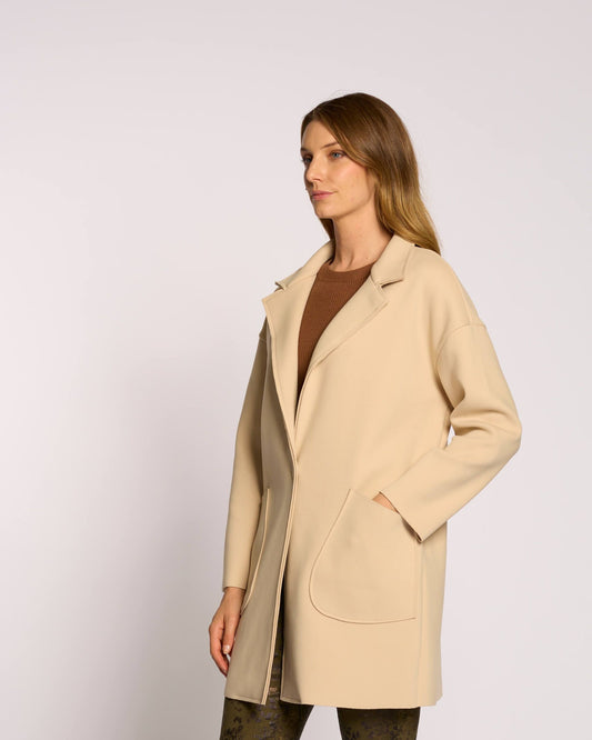 Cappotto con revers e bottone