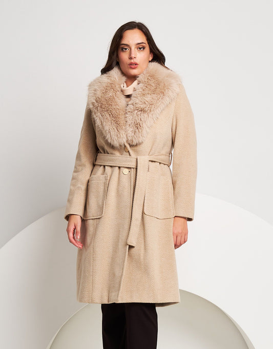 Cappotto lungo con cintura e collo in ecopelliccia curvy