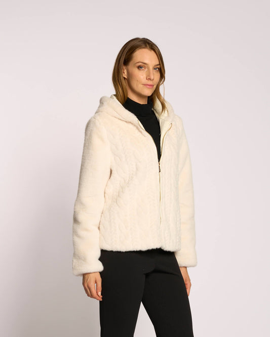 Ecopelliccia con lavorazione e cappuccio