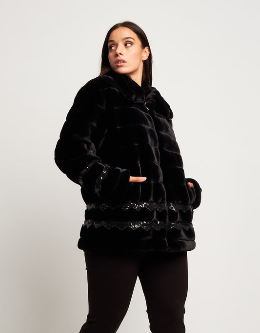 Ecopelliccia con ricamo di paillettes curvy