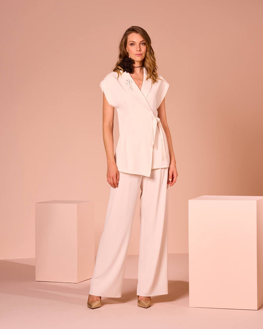 Gilet lungo con dettagli e spilla