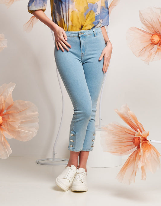 Jeans Capri chiaro con bottoni gioiello
