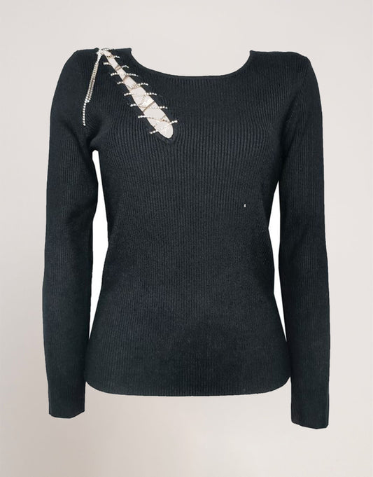 Maglia con spacco e catena sulla spalla