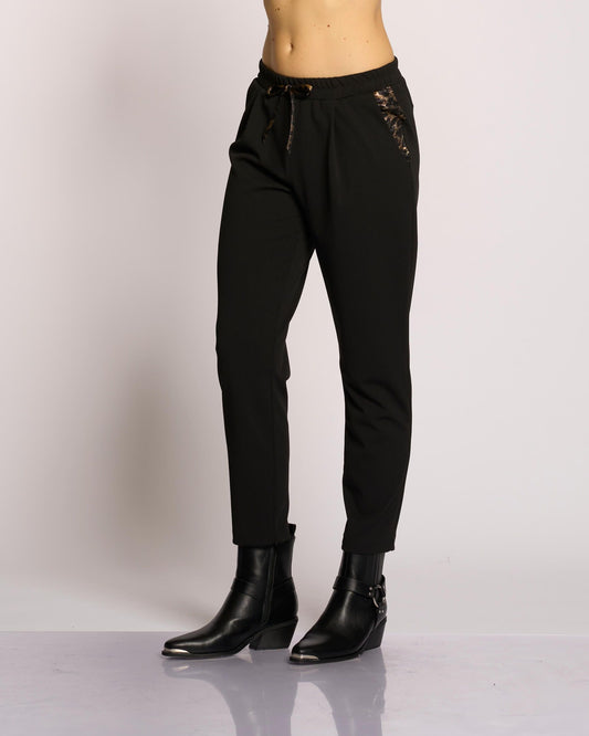 Pantafitness con tasche e dettagli maculati