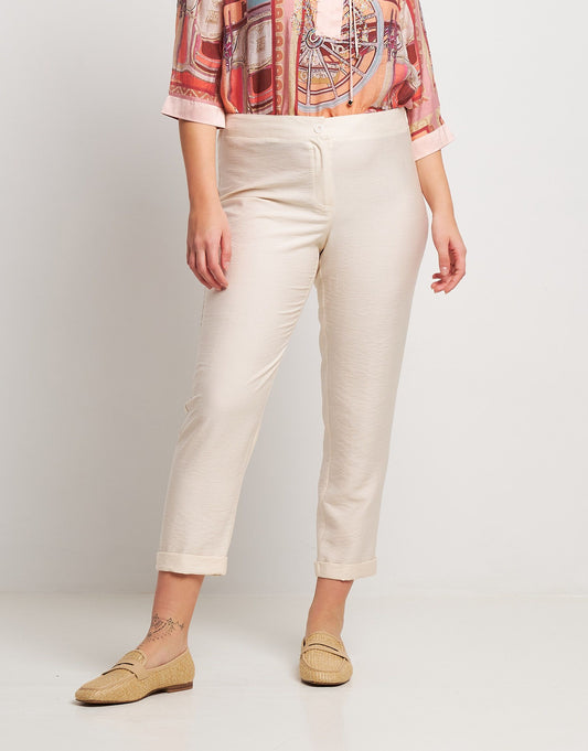 Pantalone effetto mosso con cinturino e risvolto curvy