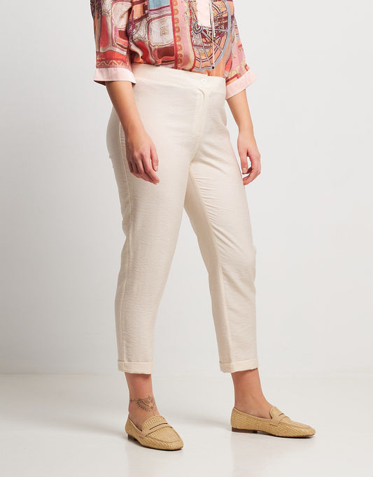 Pantalone effetto mosso con cinturino e risvolto curvy