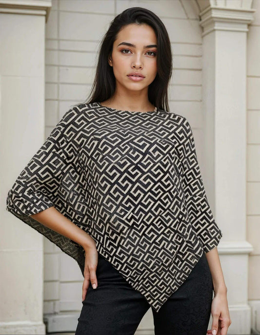 Poncho in maglia con motivo greche