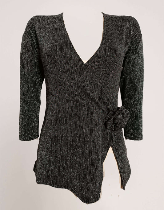 T-shirt incrociata con spacco e fiore