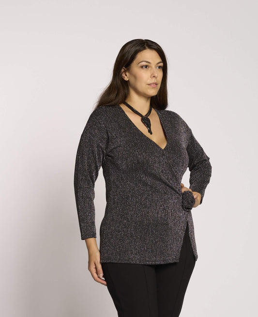 T-shirt incrociata con spacco e fiore curvy