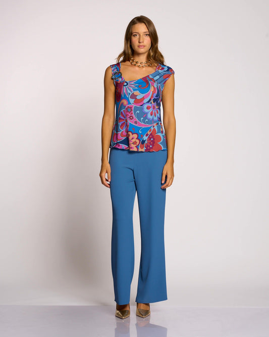 Top con scollo asimmetrico e fibbia