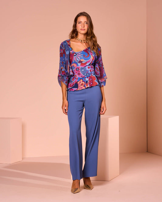 Top con scollo asimmetrico e fibbia