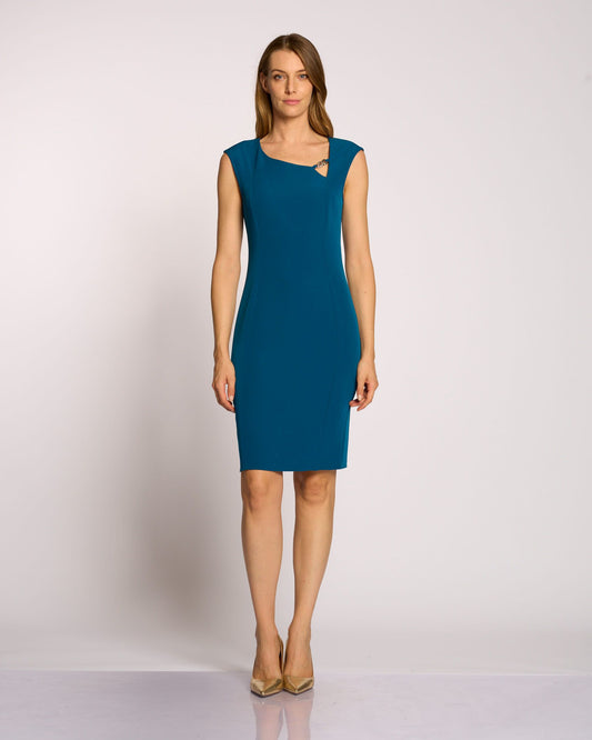 Tubino con scollo e accessorio