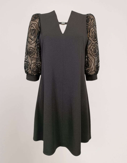 Vestito con gioiello e maniche in organza