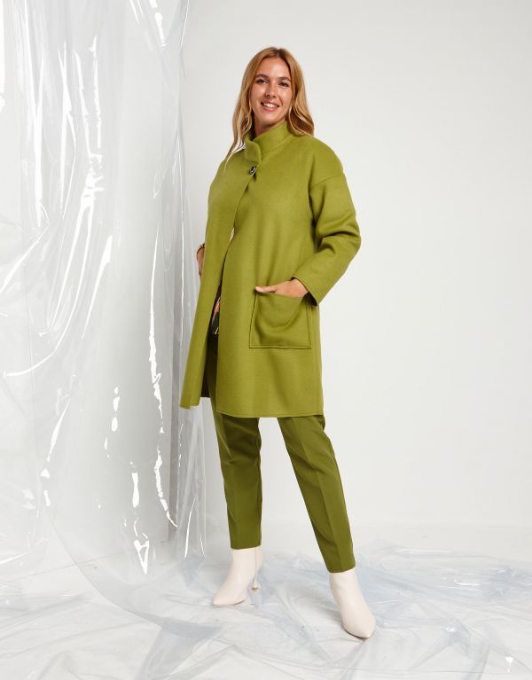 Cappotto con collo a fascetta