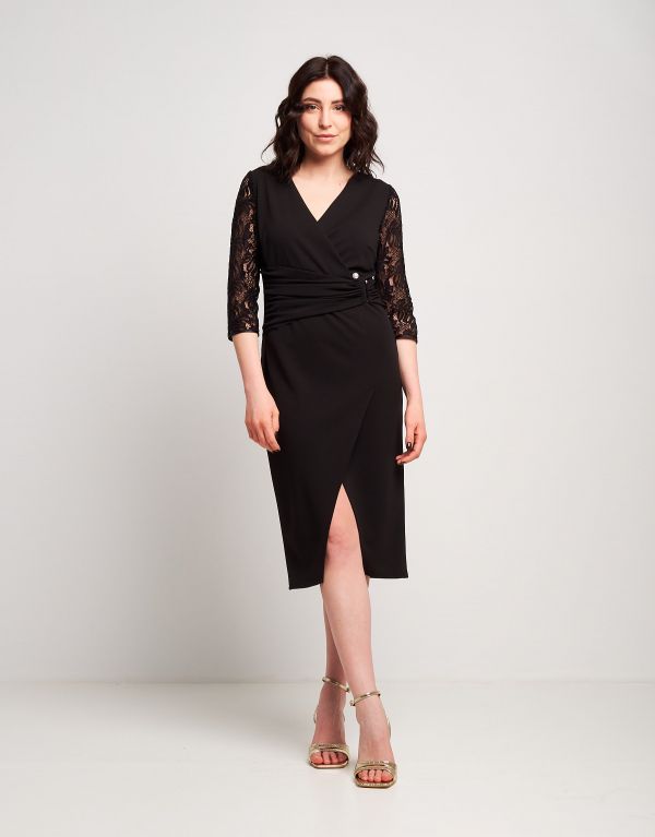 Vestito con drappeggio e pizzo