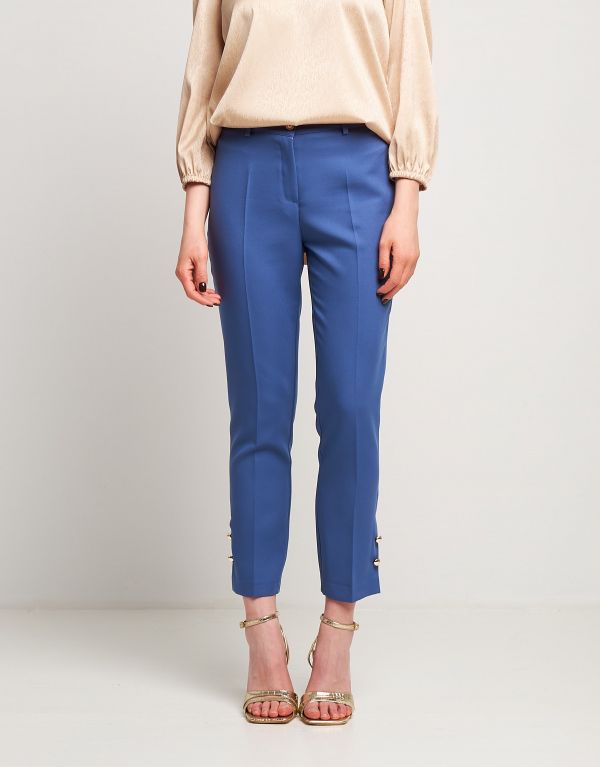 Pantalone con bottoncini...