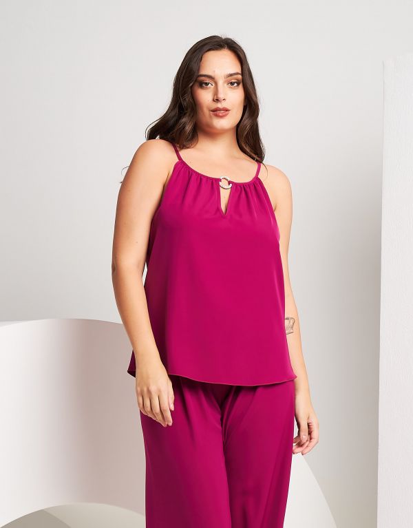 Top con scollo e accessorio