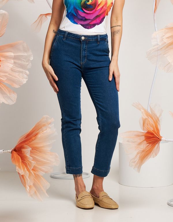 Jeans cropped con tasche...