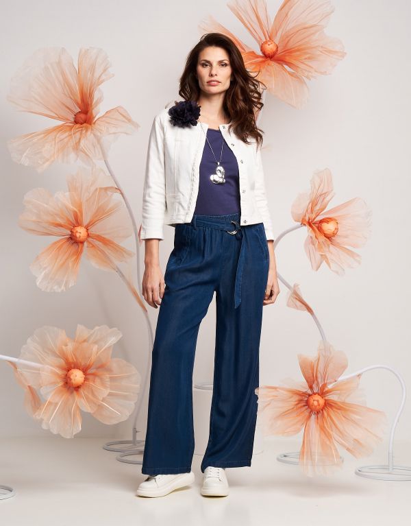 Pantalone con tasche e cintura