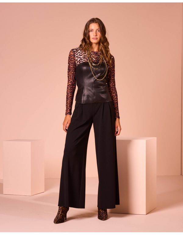 Pantalone molto largo con...