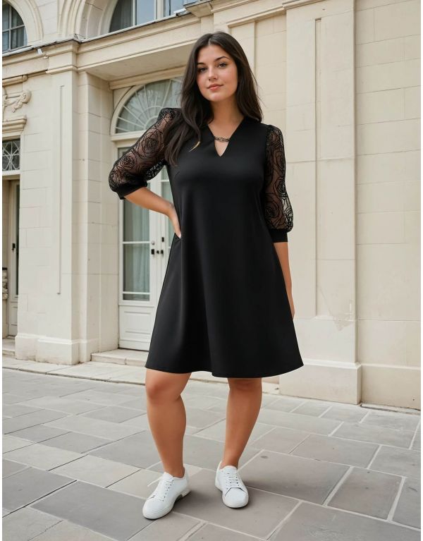 Vestito con gioiello e...