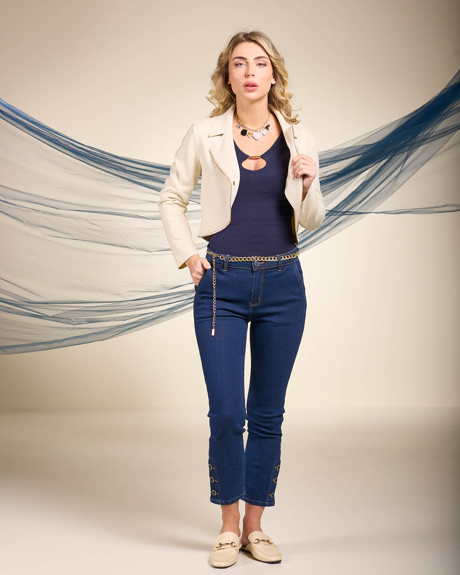 Jeans dritti con bottoni e tasche