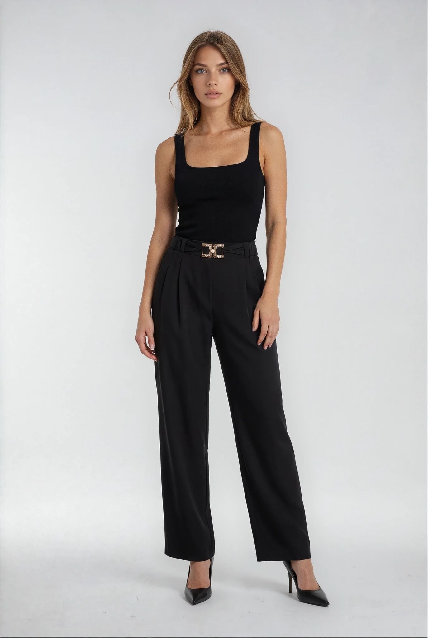 Pantalone con pieghe e accessorio in vita