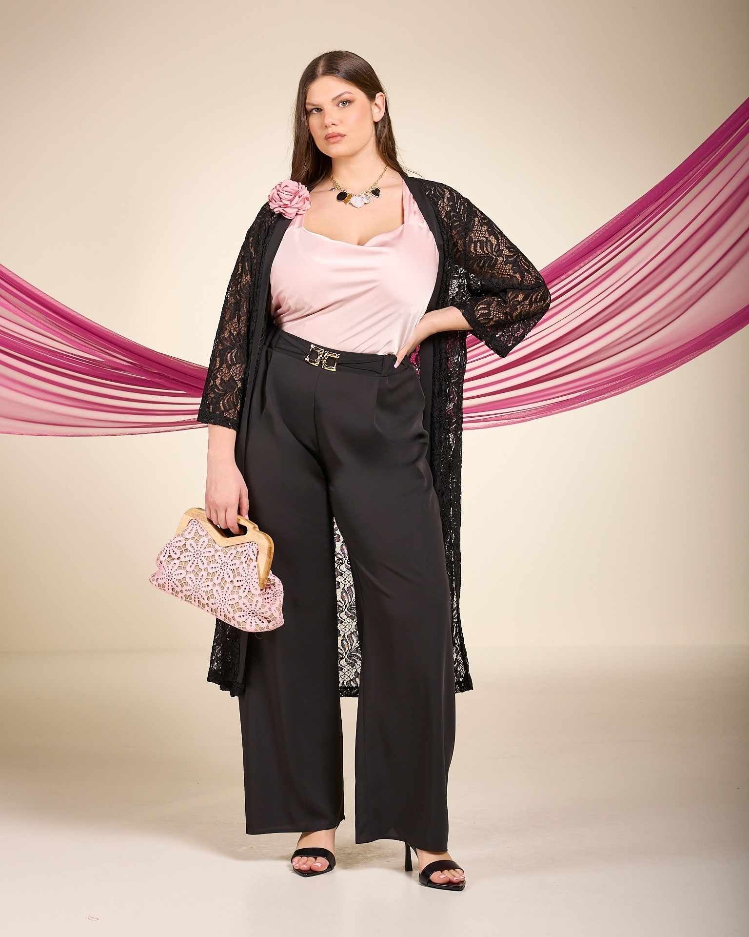 Pantalone con pieghe e accessorio in vita curvy