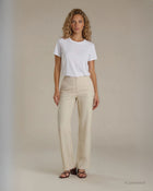 Pantalone beige lungo e dritto in tessuto unito con spacchi sul fondo